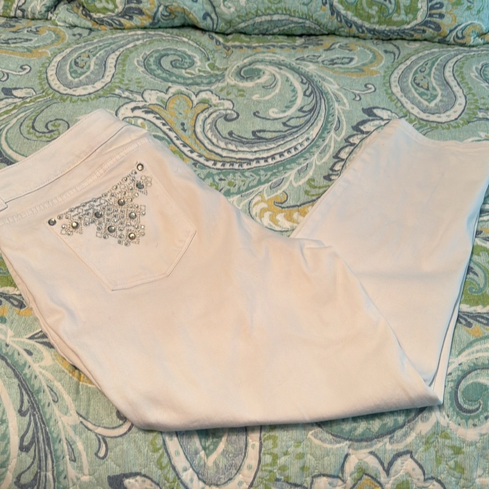 Chicos “so slimming” white jeans in a size 3.5 in excellent condition!